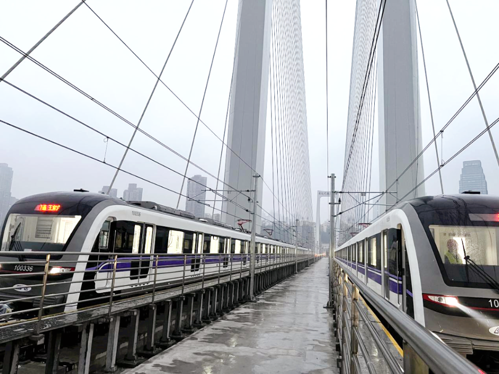 重庆地铁10号线二期南纪门轨道专用桥荷载试验成功。重庆轨道集团供图