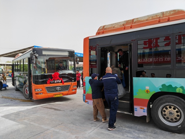 快遞坐公交車進(jìn)村 杭州援疆創(chuàng)新“交郵融合”模式解決快遞下鄉(xiāng)難(圖2)