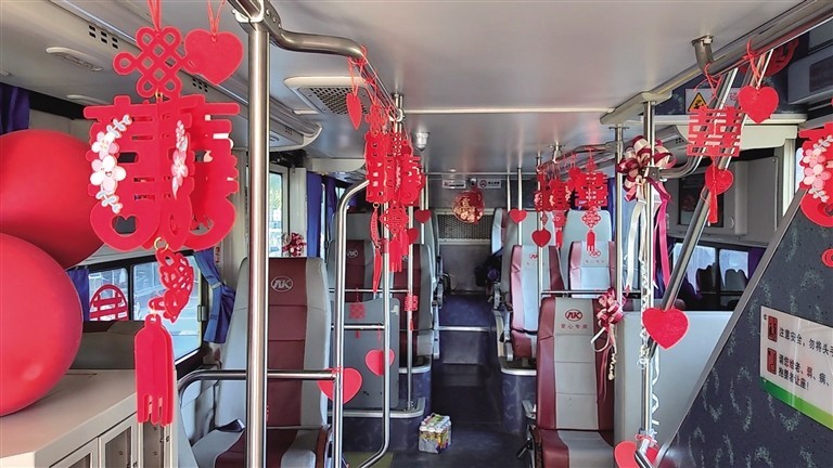 双层巴士变浪漫婚车！海口公交推出“公交婚车”服务(图2)