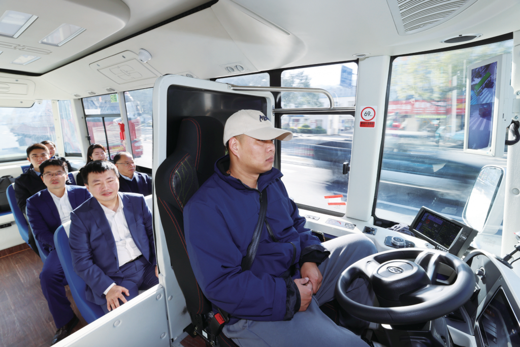 十堰智能网联项目启动线路试运营 共投放10台无人驾驶公交车(图1)