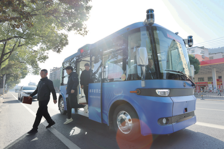 十堰智能网联项目启动线路试运营 共投放10台无人驾驶公交车(图2)