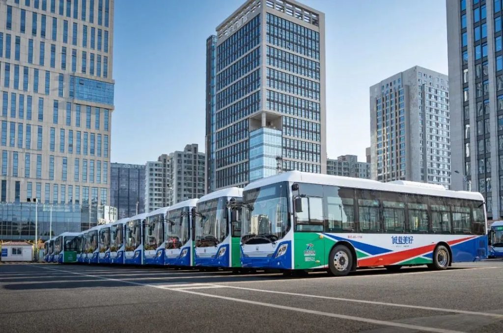 中国中车EU12纯电动公交车在青岛上线运行(图1)