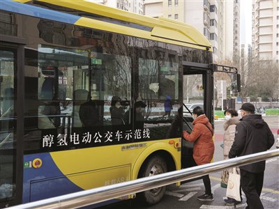 全球首批醇氫電動公交車濱城開跑(圖1)