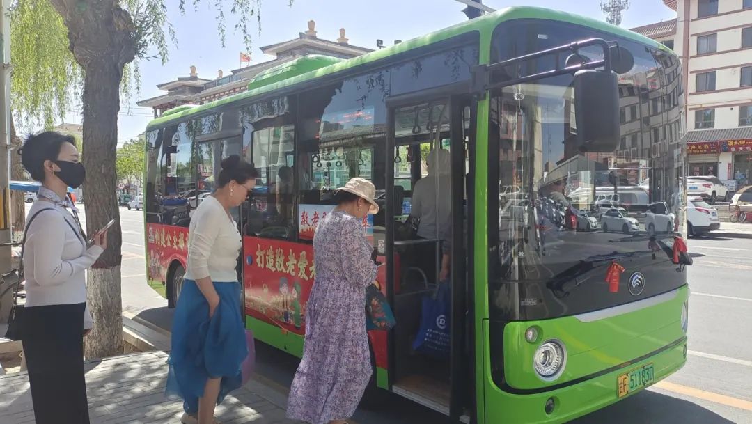 酒泉市首批適老化純電動公交車投入使用(圖1)