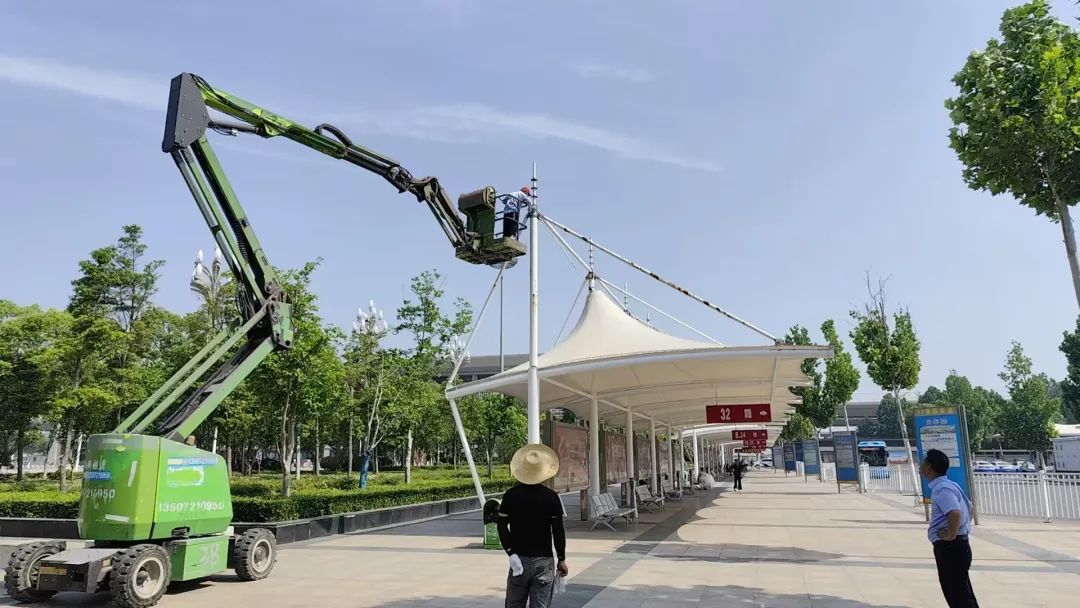 從“銹”到“秀”！荊州火車站公交站臺美顏升級(圖2)