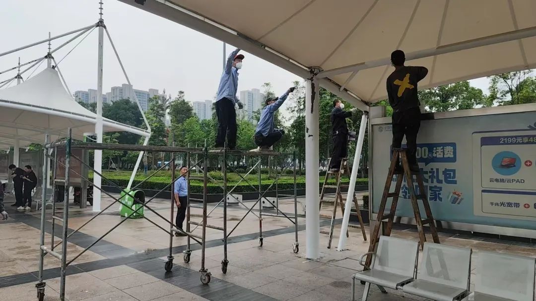 從“銹”到“秀”！荊州火車站公交站臺美顏升級(圖1)