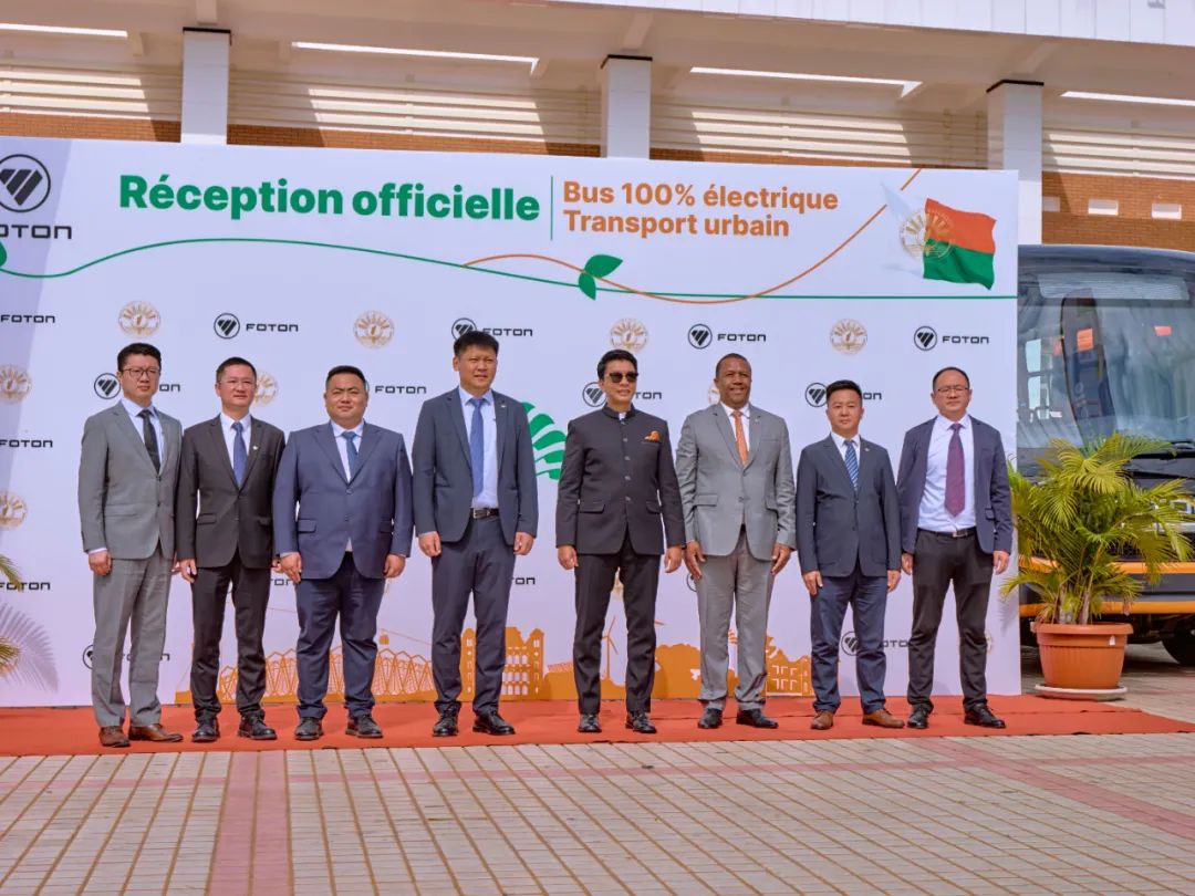 312台客车亮相马达加斯加国庆庆典！正式投运(图3)