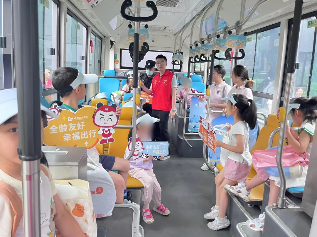 解决“送娃困境”：成都公交开行暑期研学公交！(图2)