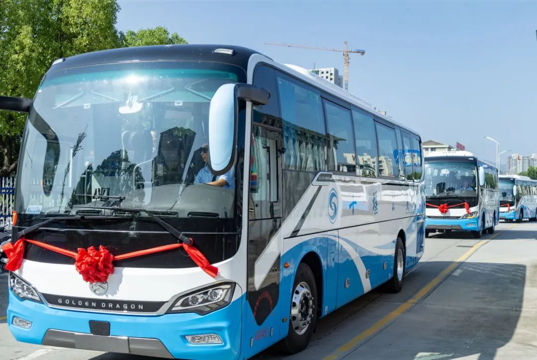 新车交付丨十堰公交20台旅游大巴全新启航(图2)