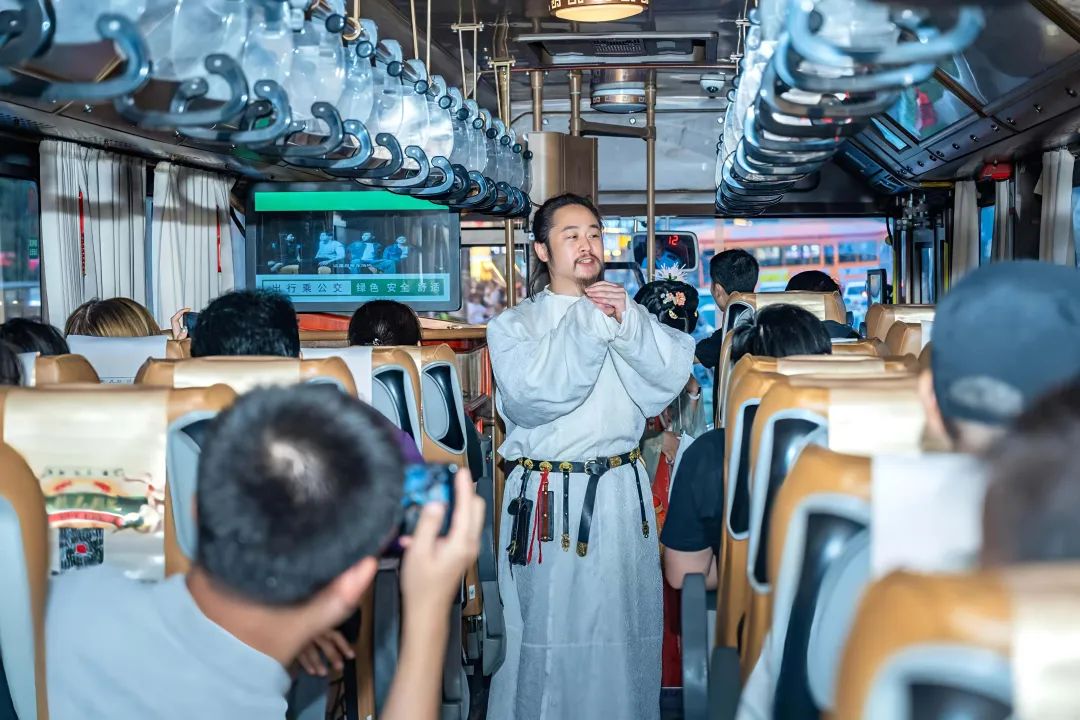 央视聚焦！夜游锦江观光巴士2.0版火出圈，解锁成都夏夜新玩法(图1)