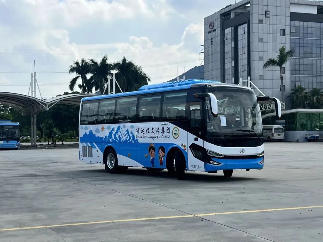 助力高原旅游新体验，42台金龙旅游大巴批量交付拉萨(图2)