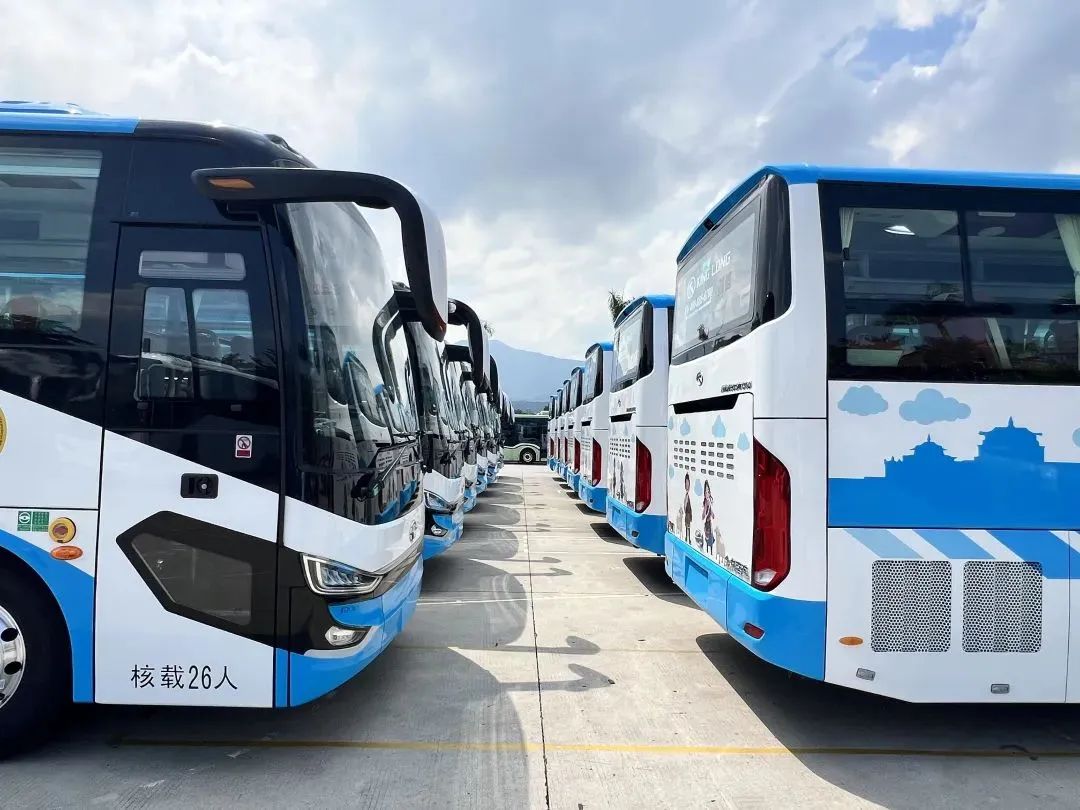 助力高原旅游新体验，42台金龙旅游大巴批量交付拉萨(图1)