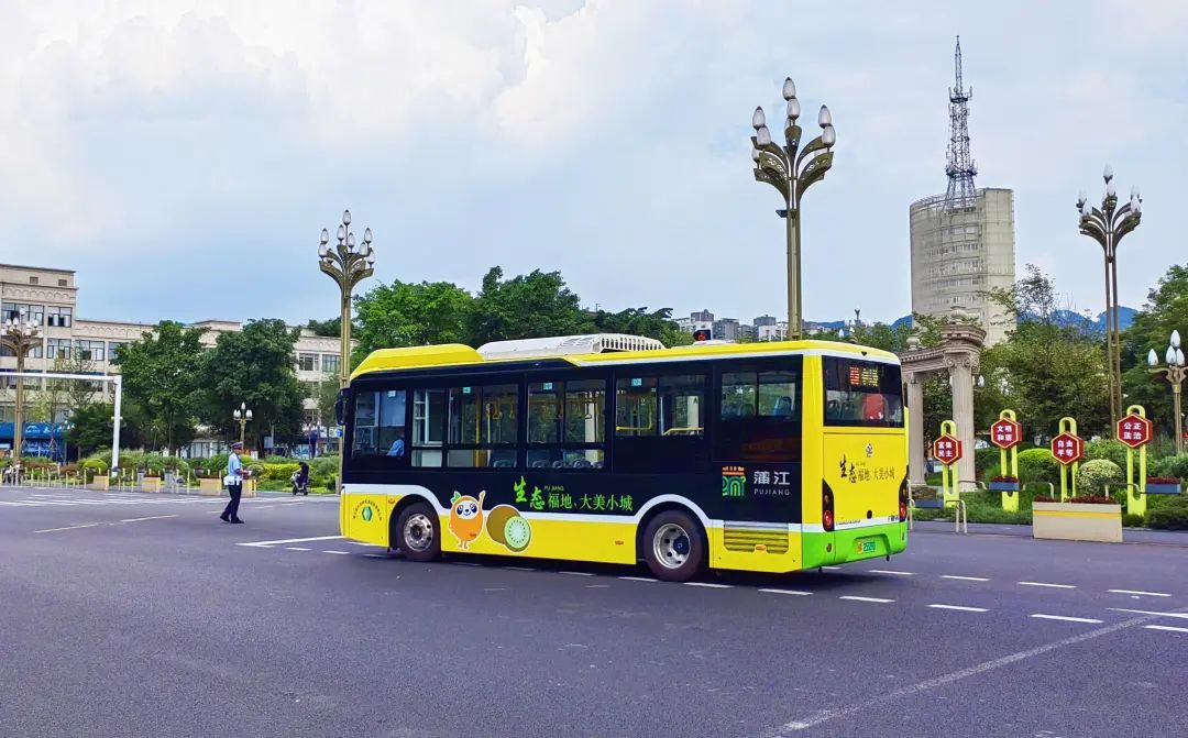 成都蒲江新能源纯电动公交车“上线”，让市民游客乘坐体验更有感(图1)