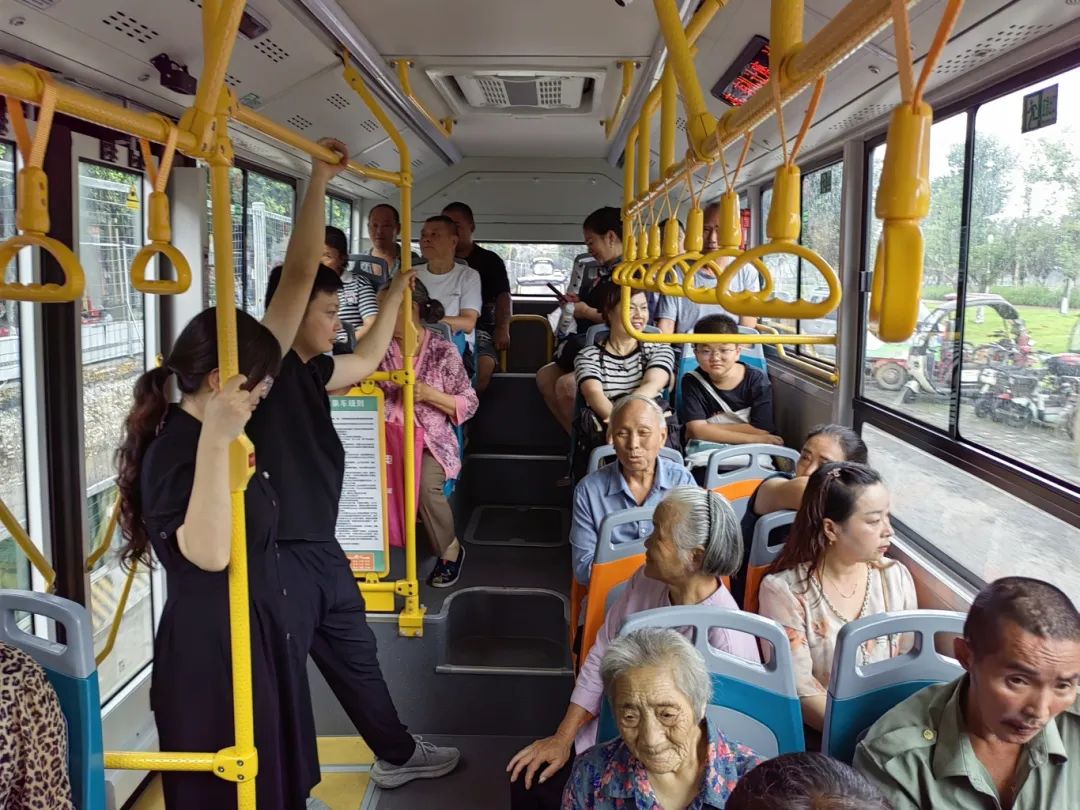 成都蒲江新能源纯电动公交车“上线”，让市民游客乘坐体验更有感(图2)