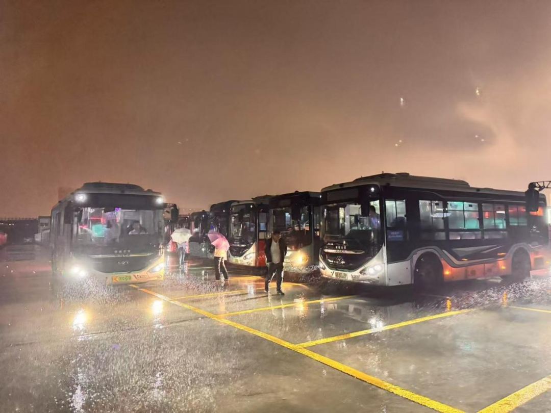 苏州公交连夜奋战 安全转运1200名群众(图1)