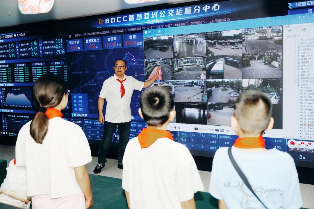 成都公交版《开学第一课》：让成都更智慧(图1)