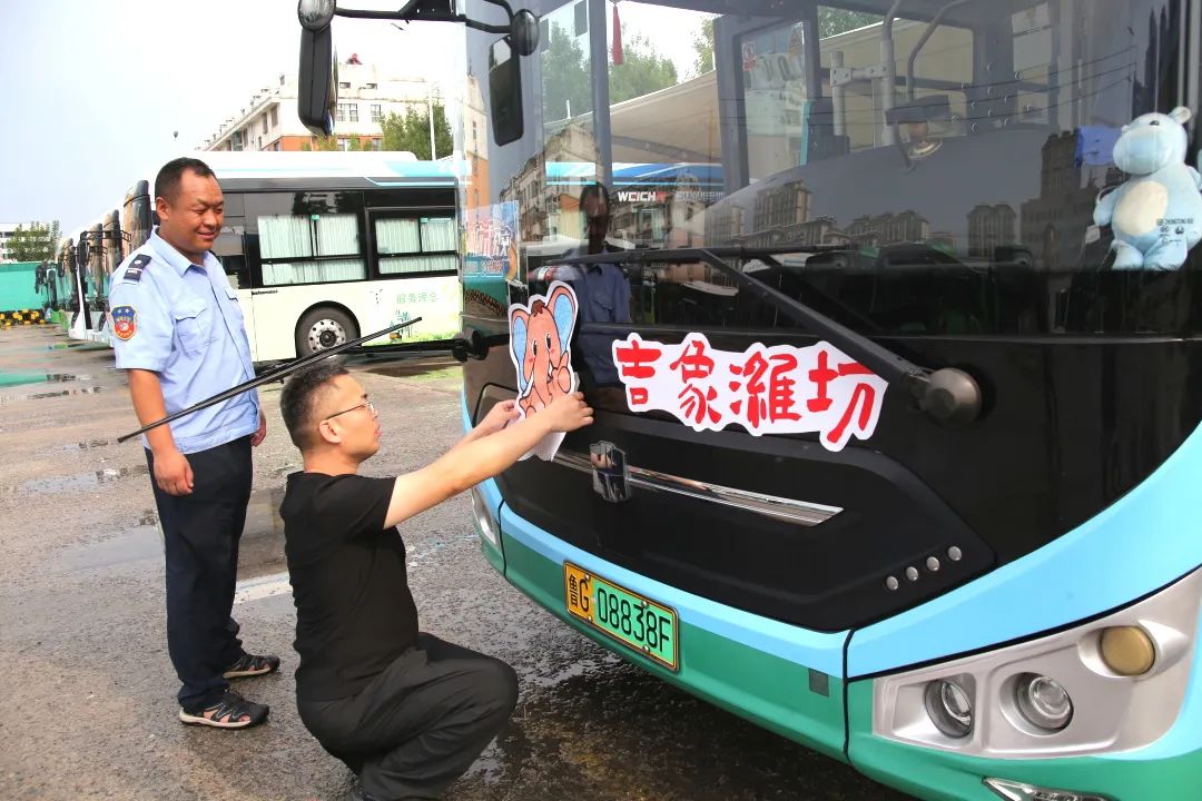 潍坊：1600辆公交车！变身流动文化风景线(图2)