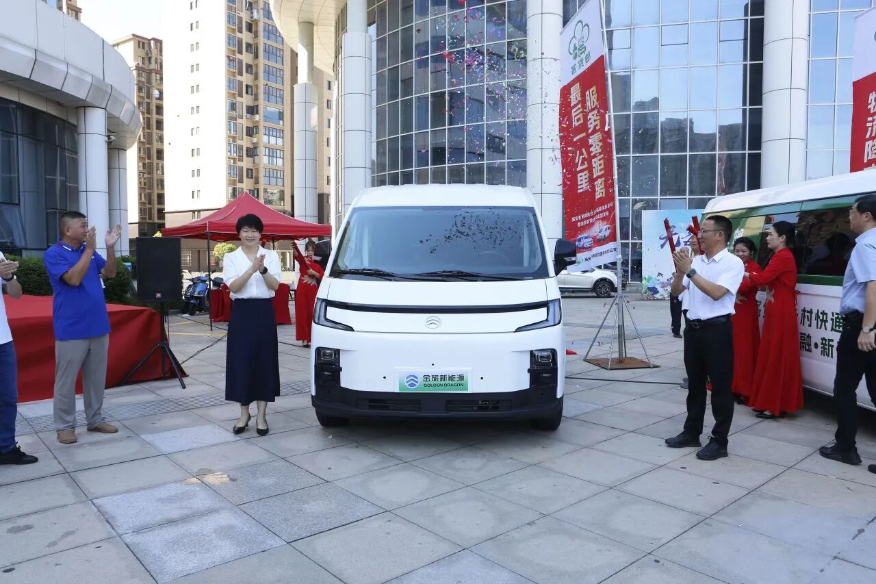 金旅客货邮新车交付福安！新款E80新能源物流车同步发布(图2)