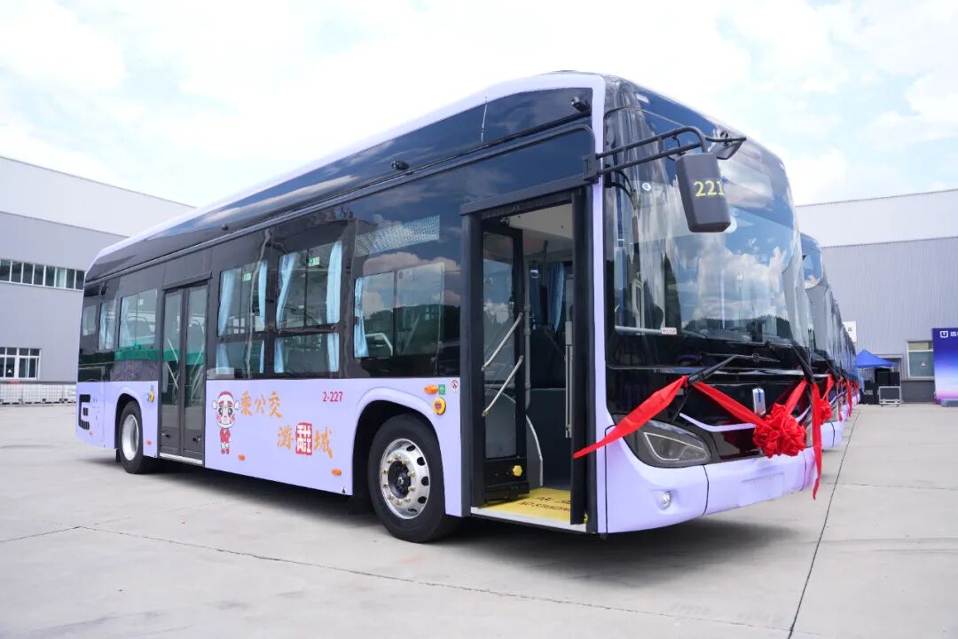 内江公交顺利完成车辆升级！来看看这六款新成员都是谁家车(图1)