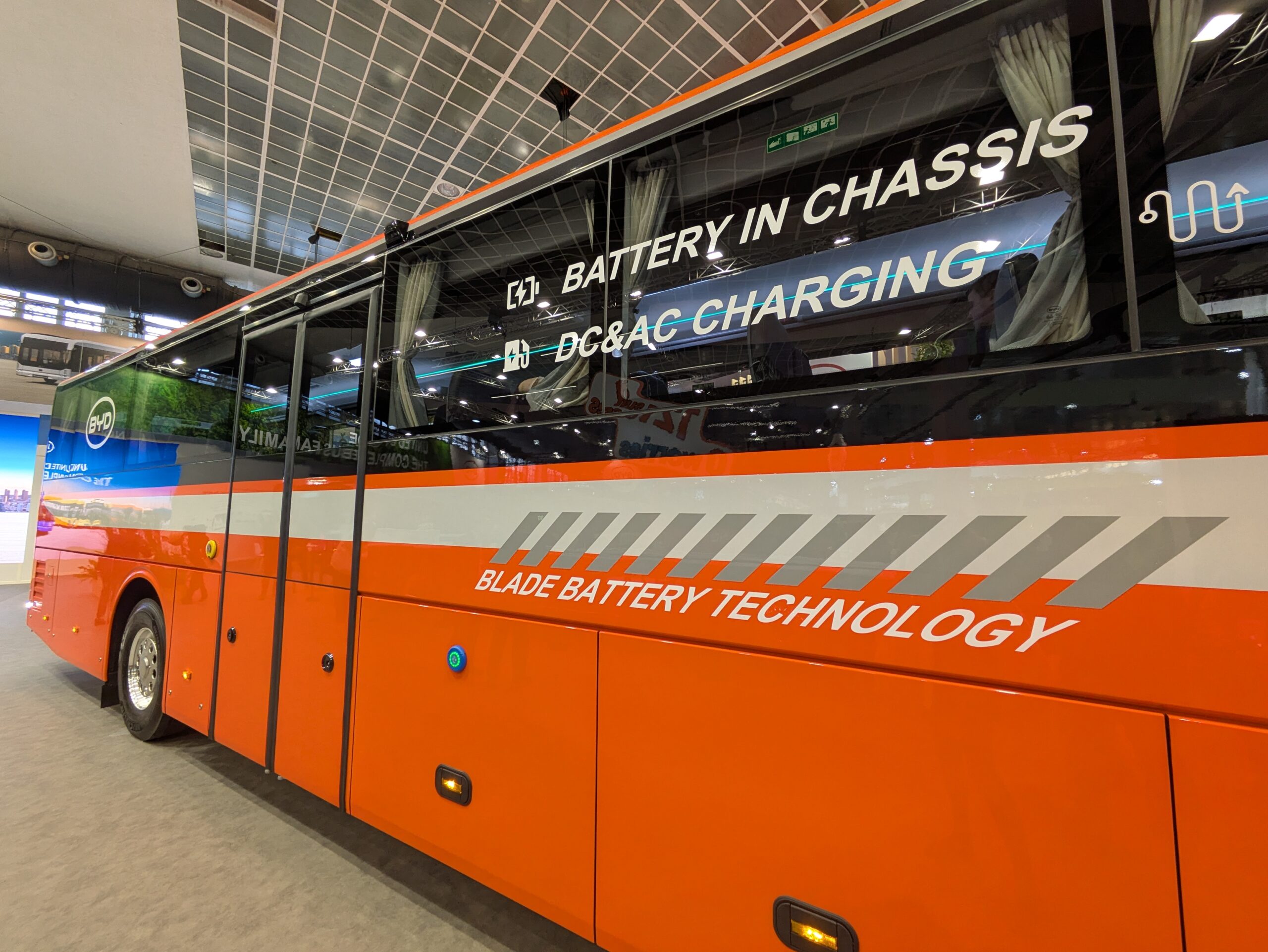 比亚迪全新欧洲电动大巴家族亮相！三款基于e-BUS平台3.0打造的新品全球首秀(图1)