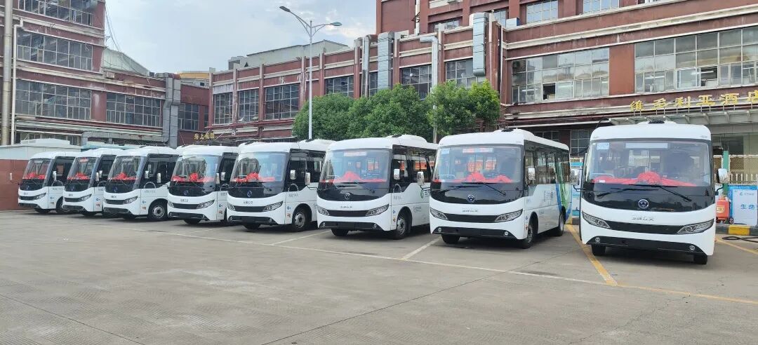 奇瑞万达纯电中巴交付，为海滨之城注入出行新活力！(图1)