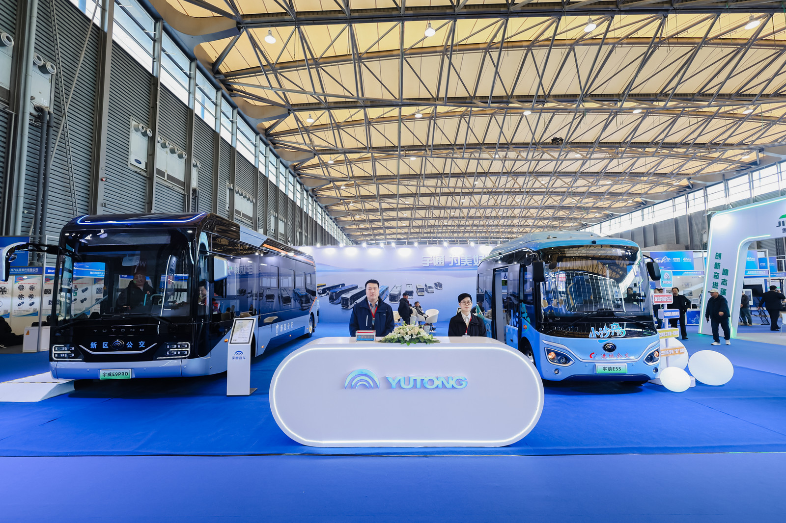 宇通携定制出行方案亮相上海国际客车展(图1)