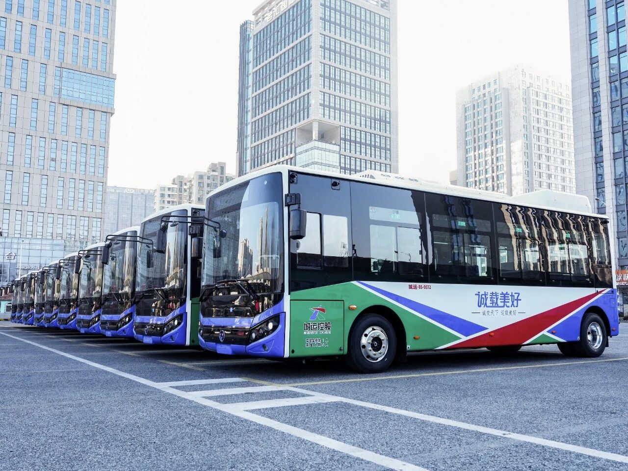 98辆新能源公交焕新启航!青岛市民出行喜提“新年礼包”(图1) 98辆新能源公交焕新启航!青岛市民出行喜提“新年礼包”(图1)